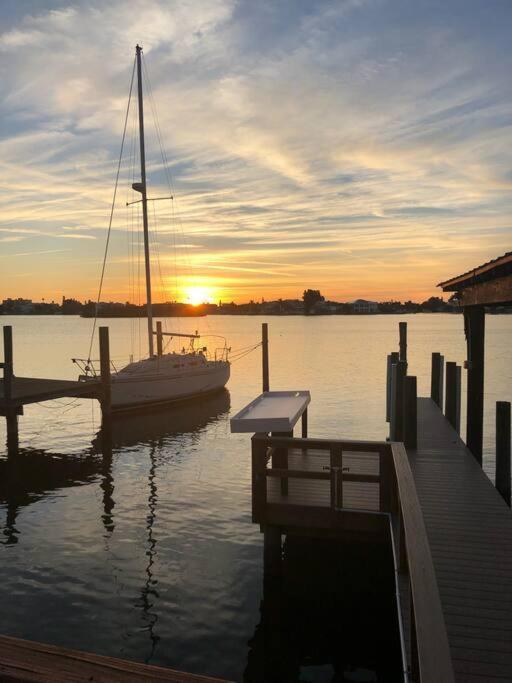 Amazing Water Front View Home Newly Renovated 3Bd 2Bth Clearwater Beach Exterior photo